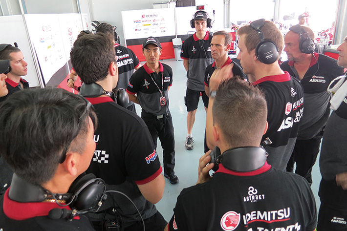 メカニックスタッフは、世界グランプリのMoto3クラスやスペイン選手権でも活動するメンバーたち。プーチ、青山と共にライダーたちをサポートする