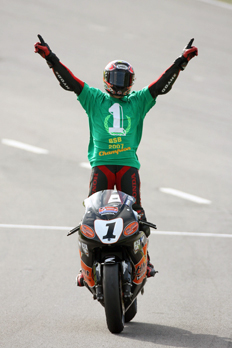 清成は2年連続してタイトルを獲得。スーパーバイク世界選手権移籍に向けて有終の美を飾り、チームやファンに感謝の気持ちを表した