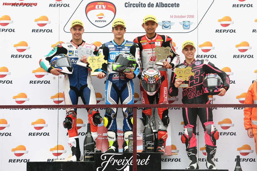 レース1表彰台 シャビエル・カルデラス(左)、ヘクター・ガルゾ(中央)、ディマス・エッキー(右)