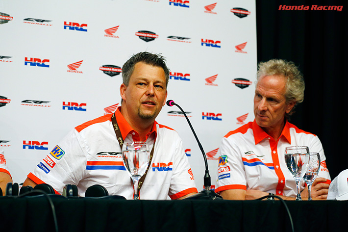 (左から)ウルフギャング・フィッシャー Team HRC チーム監督、マルティーノ・ビアンキ Team HRC ゼネラルマネージャー