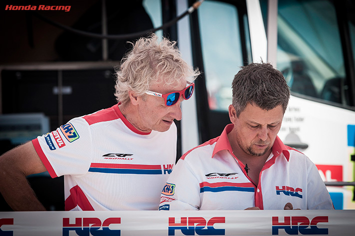左から)マルティーノ・ビアンキ Team HRC ゼネラルマネージャー、ウルフギャング・フィッシャー Team HRC チーム監督