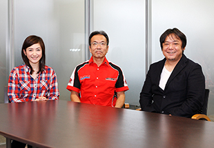 (左から)多聞恵美、山崎勝実ダカールラリーTEAM HRC代表、三上勝久