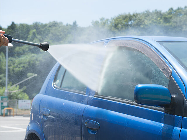 車体が熱くなっているときは、シャワーでたっぷりと水をかけて全体を冷やします。