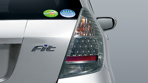Honda｜フィット（2007年9月終了モデル）｜装備｜フルスモークドタイプリアコンビネーションランプ（LEDストップランプ＆LEDテールランプ）