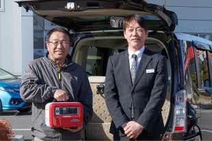 リベイドを購入したHonda Cars埼玉県央 日高店の増島さんと。