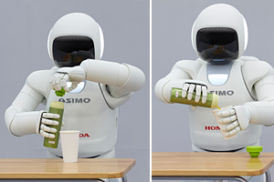 水筒を握り、ふたを開け、紙コップに水を注ぐASIMO 水筒を握り、ふたを開け、紙コップに水を注ぐASIMO
