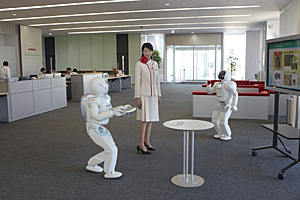 お客様へのプレゼンを中断し、お客様に飲み物が来たことを知らせるASIMO お客様へのプレゼンを中断し、お客様に飲み物が来たことを知らせるASIMO