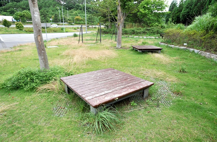 のんびり過ごせる緑地にベンチが設置されています。
