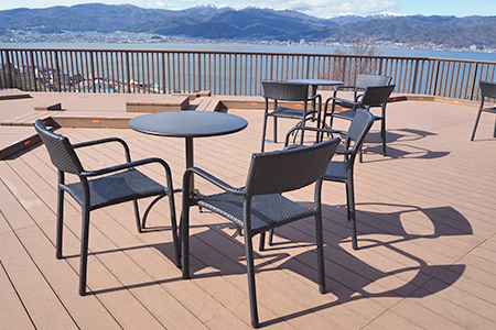 諏訪湖を眺望できるテラス席もあります。