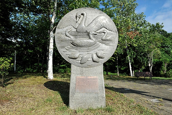 白鳥と雁、カラス貝が彫られたレリーフが設置してあります。
