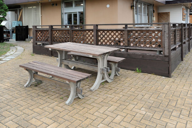 木製テーブル付きのベンチは、中庭にもありますからわんこと一緒に休憩できますね。