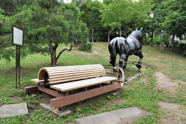 ベンチをソリに見立てて、引っ張っている馬のオブジェが印象的です。