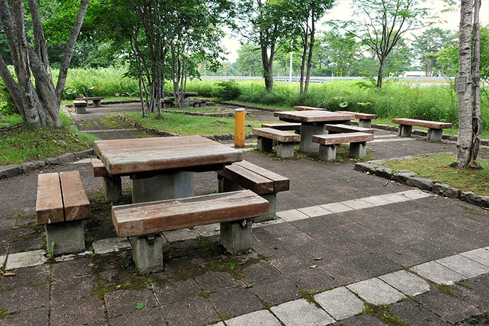遊歩道の先にはテーブル席が3つあり、休憩やちょっとしたスナックをいただくのに便利です。