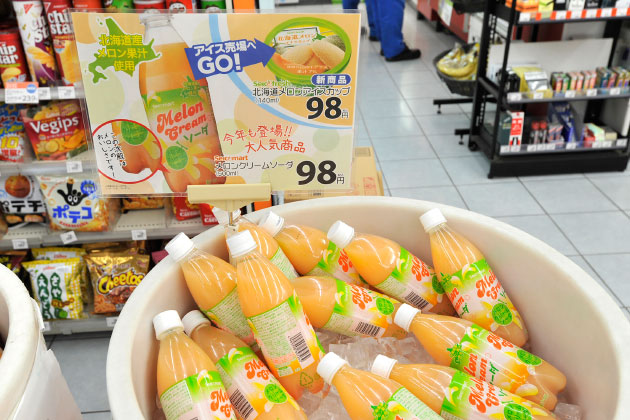 セイコーマート、オリジナル飲料の「メロンクリームソーダ」は人気商品です。