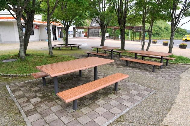 外のベンチは、休憩やお食事に便利ですね。