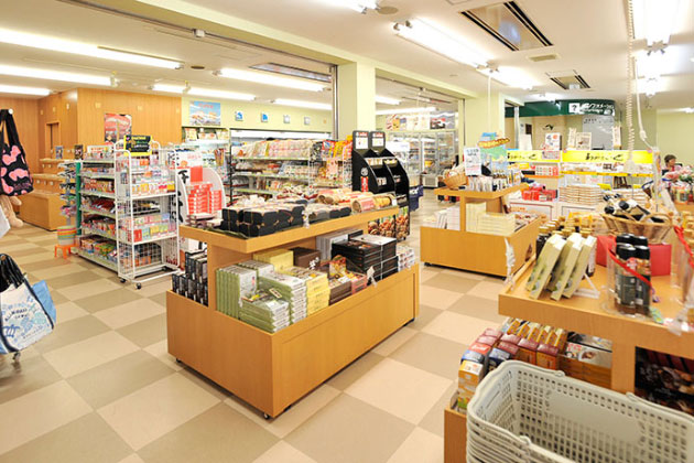 ショッピングコーナー。北海道ならではのお土産を見つけてみましょう！