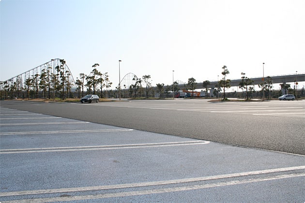 広々とした駐車場。湾岸長島インターチェンジから入ると、こちらのパーキングエリアは利用できないので、注意しましょう。