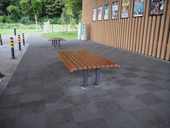 一休みできるベンチが設置されています。