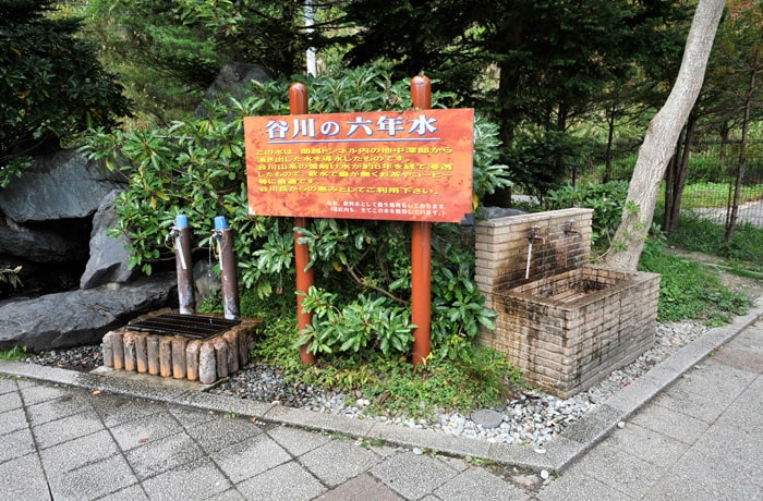 谷川岳のおいしい天然水を汲むことができます。