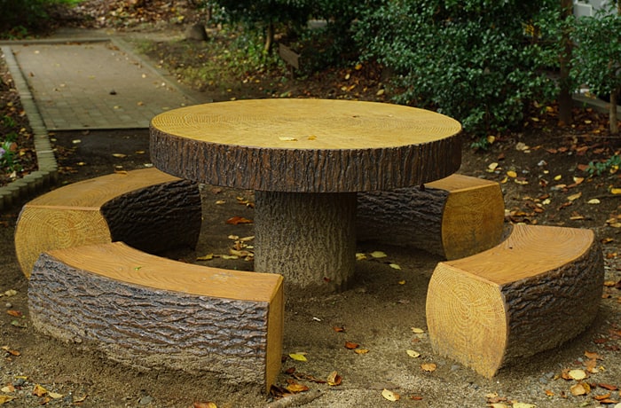 かわいい丸太の形のテーブル・ベンチ。