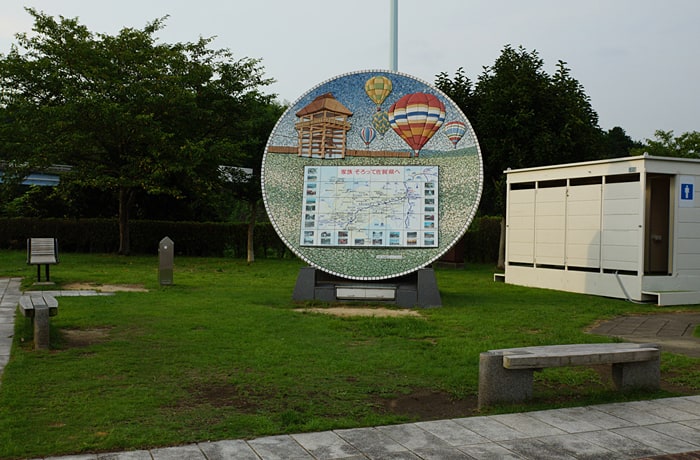 入り口側の緑地。佐賀県の観光案内マップが書かれたモニュメントがあります。