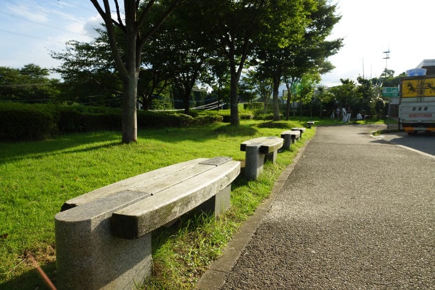 緑地でお散歩した後にこちらのベンチで休憩できますよ。