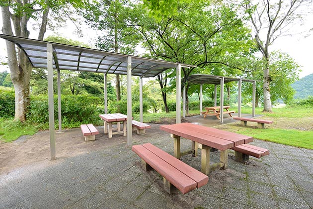 緑地のそばにはテーブルとベンチが並んでいて、屋根付きのスペースもあります。