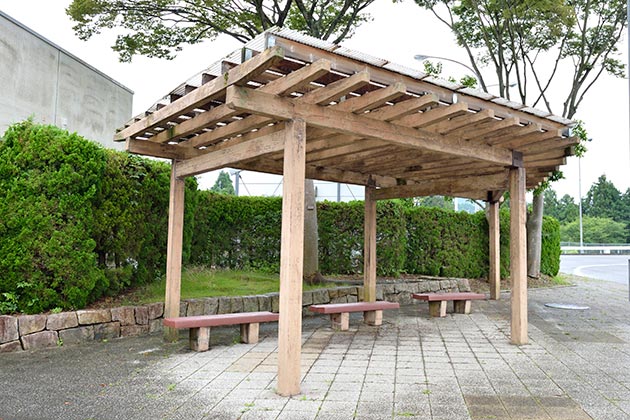 出口側にはベンチが置かれた屋根付きのスペースもあります。