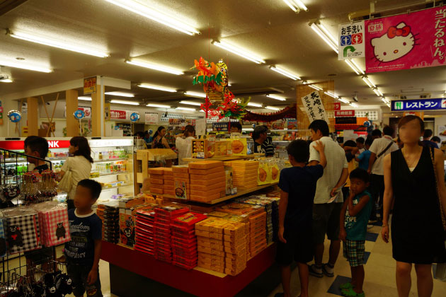 ショッピングコーナー。佐賀県と長崎県のお土産が勢揃い！