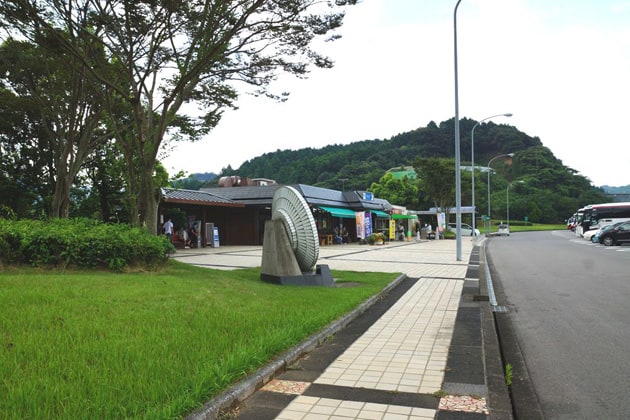 丸いモニュメントは、焼き物で出来た佐賀の観光名所ガイドです。