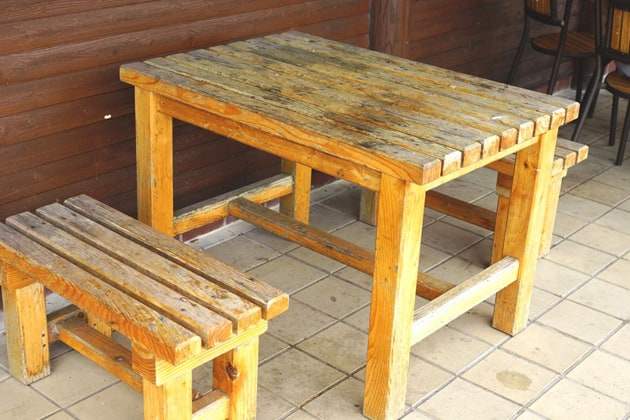 このような木製のテーブルとイスもあります。