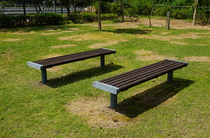 緑地内のベンチ。わんことのんびり休憩しましょう。