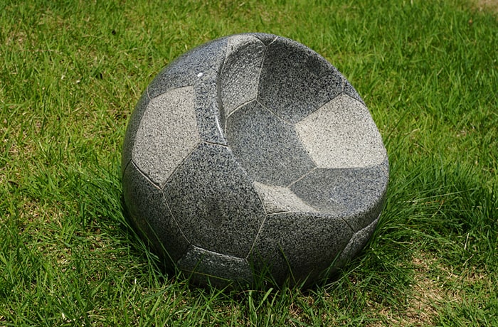 サッカーボール型のイスは、エリア内に点在しています。