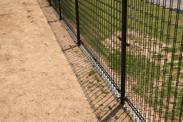 柵の下には、わんこの穴掘り防止用に縁石を据付けてあります。