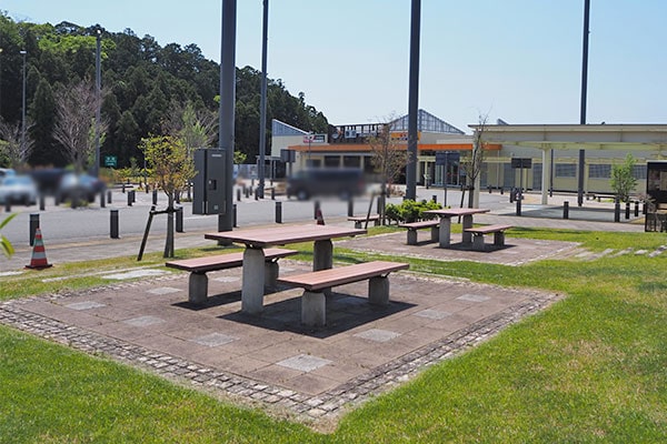 緑地は建物から少し離れた場所にあり、テーブル付きのベンチもあります。