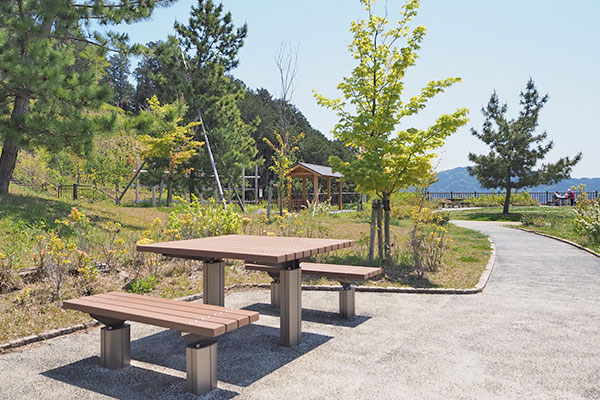 緑地にはテーブル付きのベンチがあります。