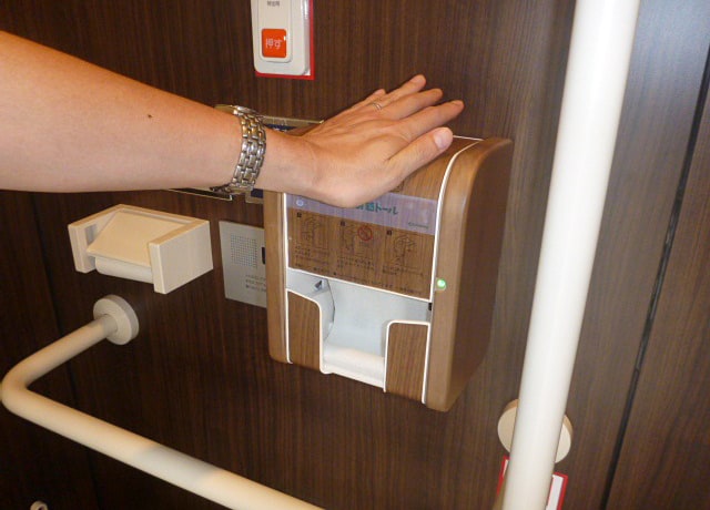 障がい者用トイレに、「手をかざすだけで使用できるトイレットペーパー」が設置されています。
