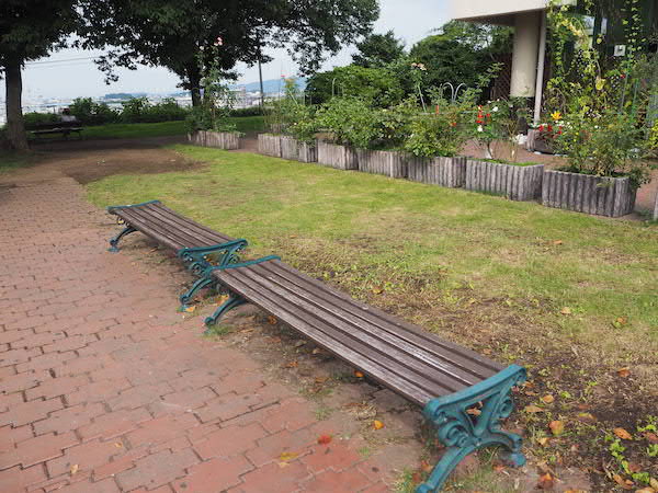 緑地内にはベンチも設置されています。