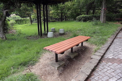 緑地脇にはベンチが設置されています。