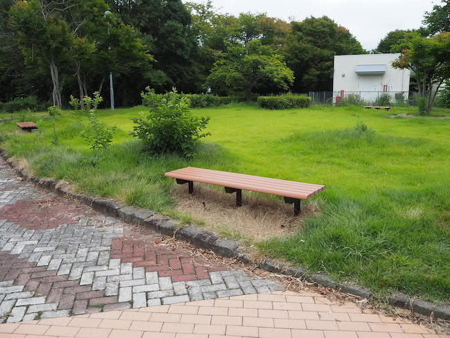 緑地脇にはベンチが設置されています。