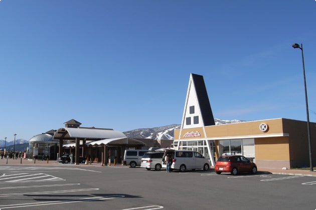 サービスエリア全景です。スマートICもあり、ゲレンデの多い岐阜県郡上市高鷲町のアクセスにも便利です。