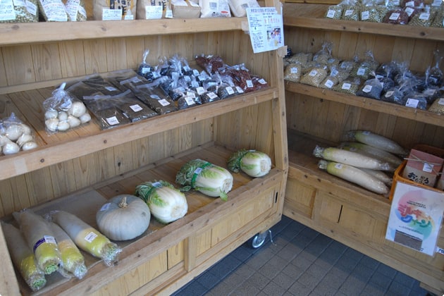 売店では、地元で採れた野菜なども販売されています。