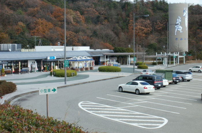 駐車場も広く緑に囲まれたサービスエリアです。