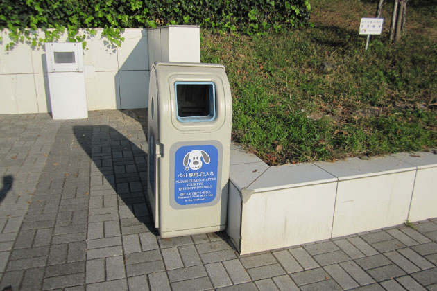 「わんちゃん遊歩道」以外の場所にもわんこ専用のゴミ箱が設置されています。