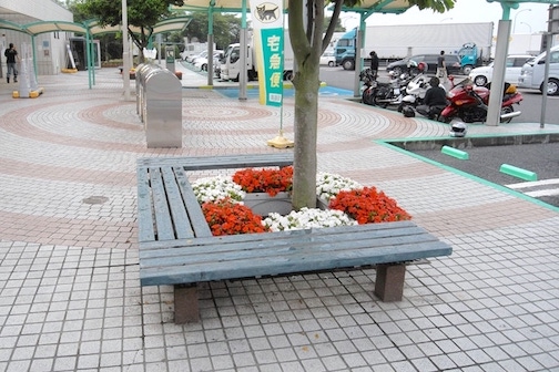 広場にはベンチも設置されています。