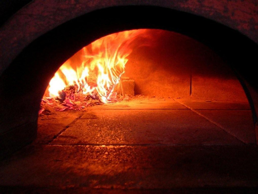 イタリアから届いた大きな窯。こちらでピッツァを焼きあげます。
