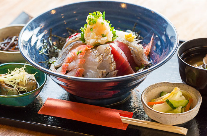 西伊豆ならではの地魚を満喫できる「海鮮丼」。