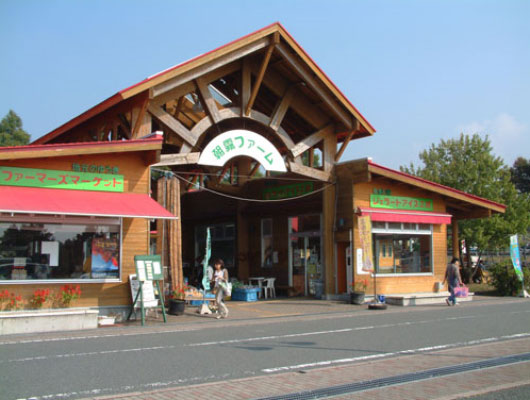 入園は無料！雄大な富士山を背景に酪農体験ができる観光牧場