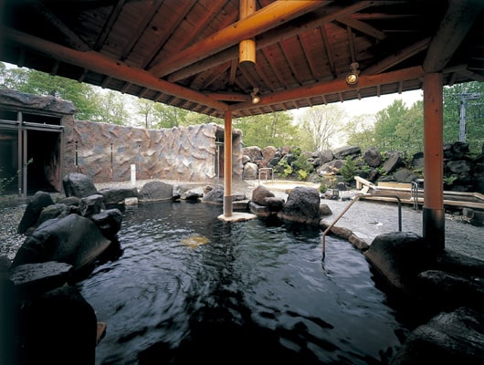 ホテル棟にある奥軽井沢温泉「あさまの湯」。ゆったりつかって、日頃の疲れを癒しましょう。