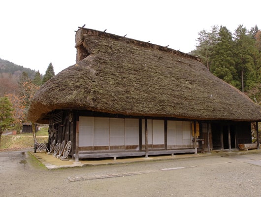 茅葺き屋根の“旧富田家”。